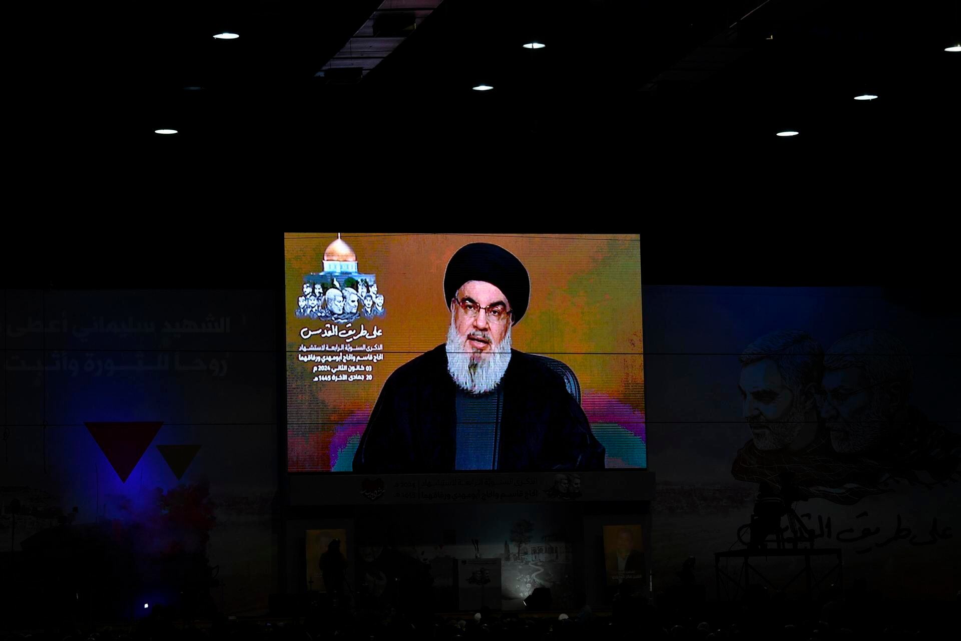 La gente ve un discurso televisado del secretario general de Hezbolá, Hasan Nasrallah, el 3 de enero de 2024. (EFE/EPA /ABBAS SALMAN).