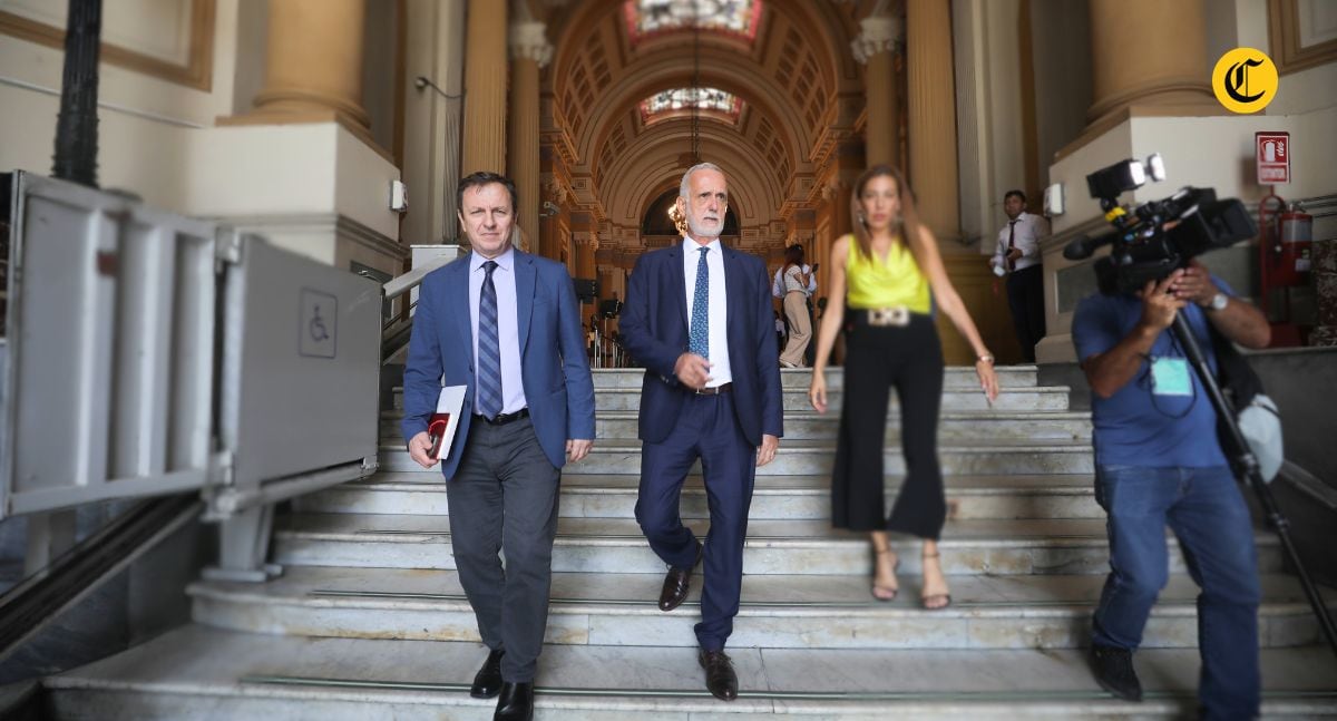 Delegados a su salida de su reunión con el presidente del Congreso, Eduardo Salhuana, en la sede del Parlamento Nacional. (Foto: Britanie Arroyo / El Comercio)