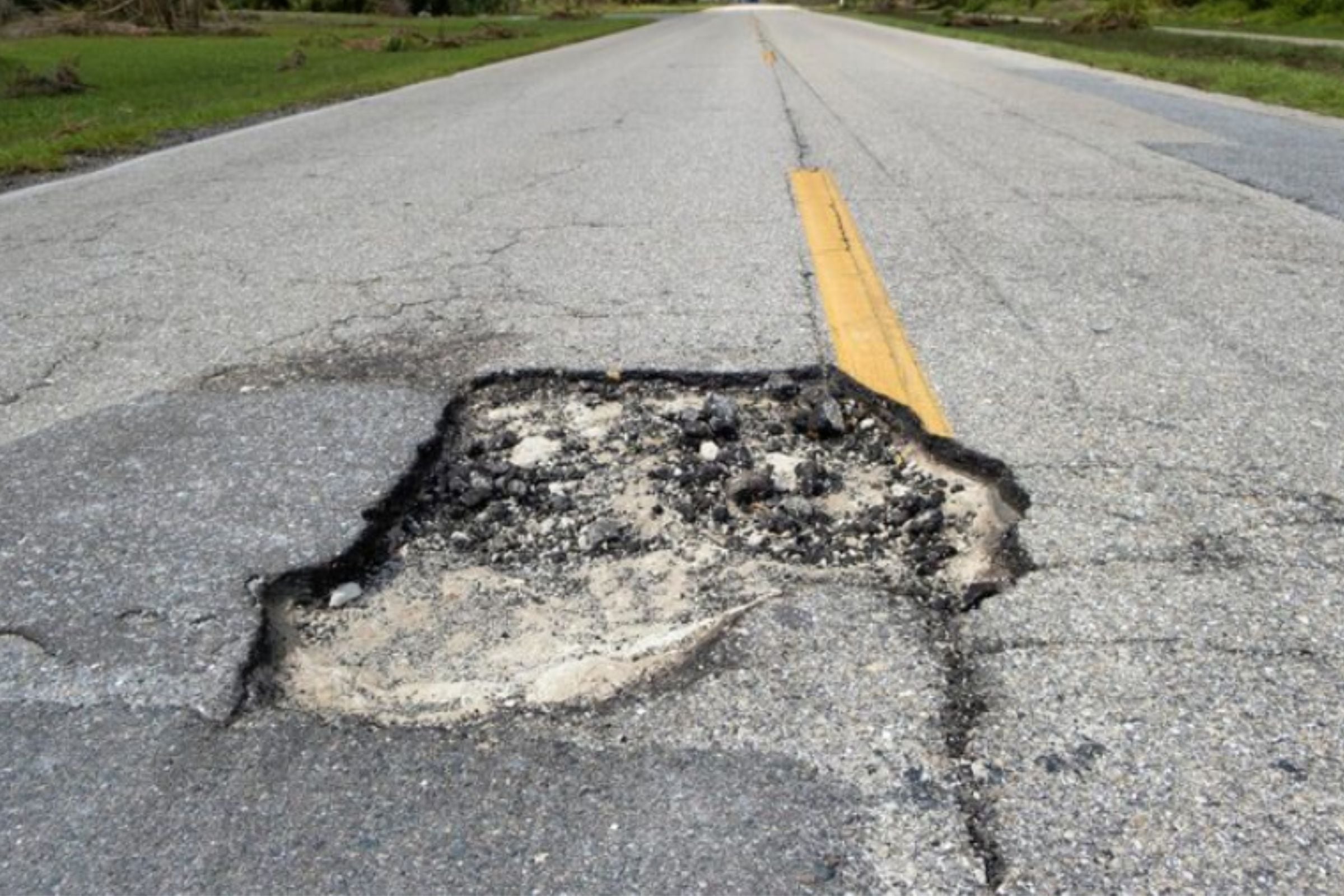 Estos hoyos suelen tener consecuencias fatales para aquellos autos que pasen sobre ellos. (Crédito: bilanol / Freepik)