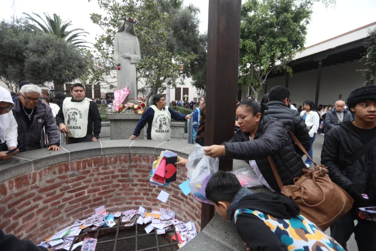 El tradicional pozo de los deseos volvió a ser el centro de las peticiones de fe y agradecimiento. (Foto: GEC)