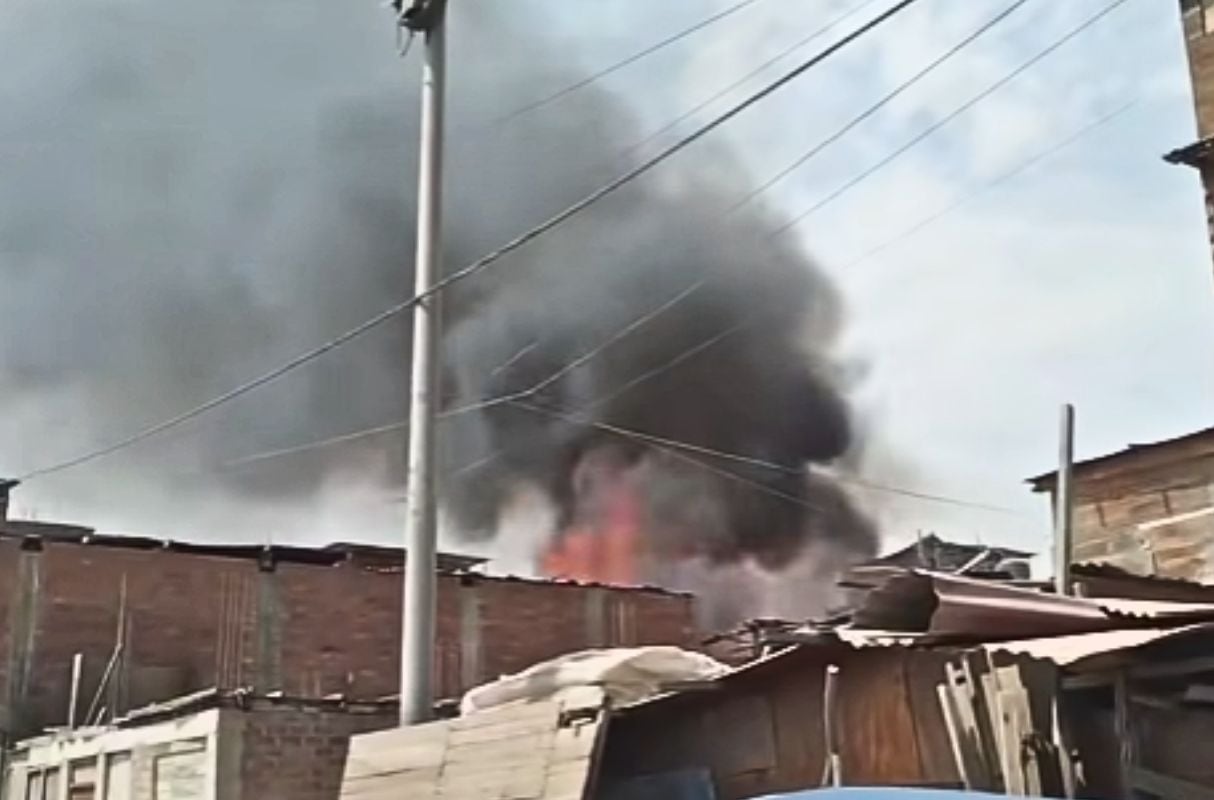 Ventanilla: incendio afecta viviendas en AH. Mariano Ignacio Parado cerca a la Huaca Culebras
