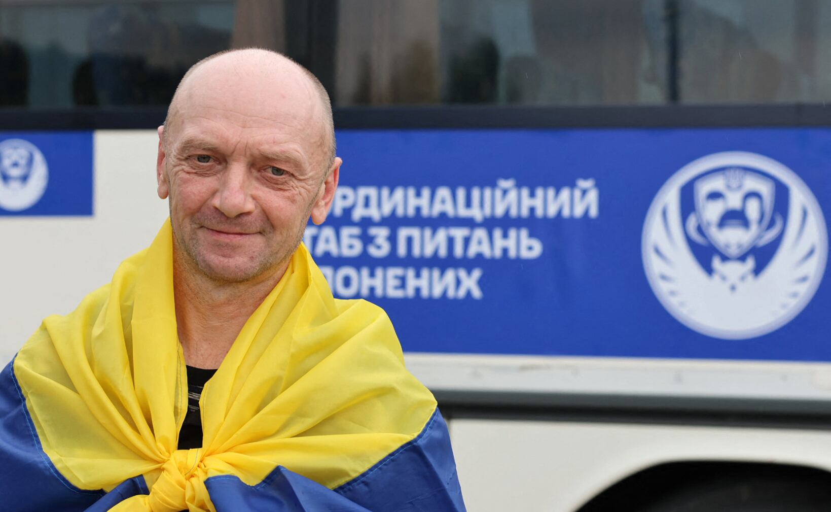 Prisionero de guerra ucraniano envuelto en una bandera nacional ucraniana, reaccionando tras un intercambio de prisioneros en un lugar no revelado de Ucrania, en medio de la invasión rusa. Rusia y Ucrania anunciaron un nuevo intercambio de prisioneros el 4 de julio de 2025. (Foto CUARTEL GENERAL DE COORDINACIÓN PARA EL TRATAMIENTO DE LOS PRISIONEROS DE GUERRA / AFP)