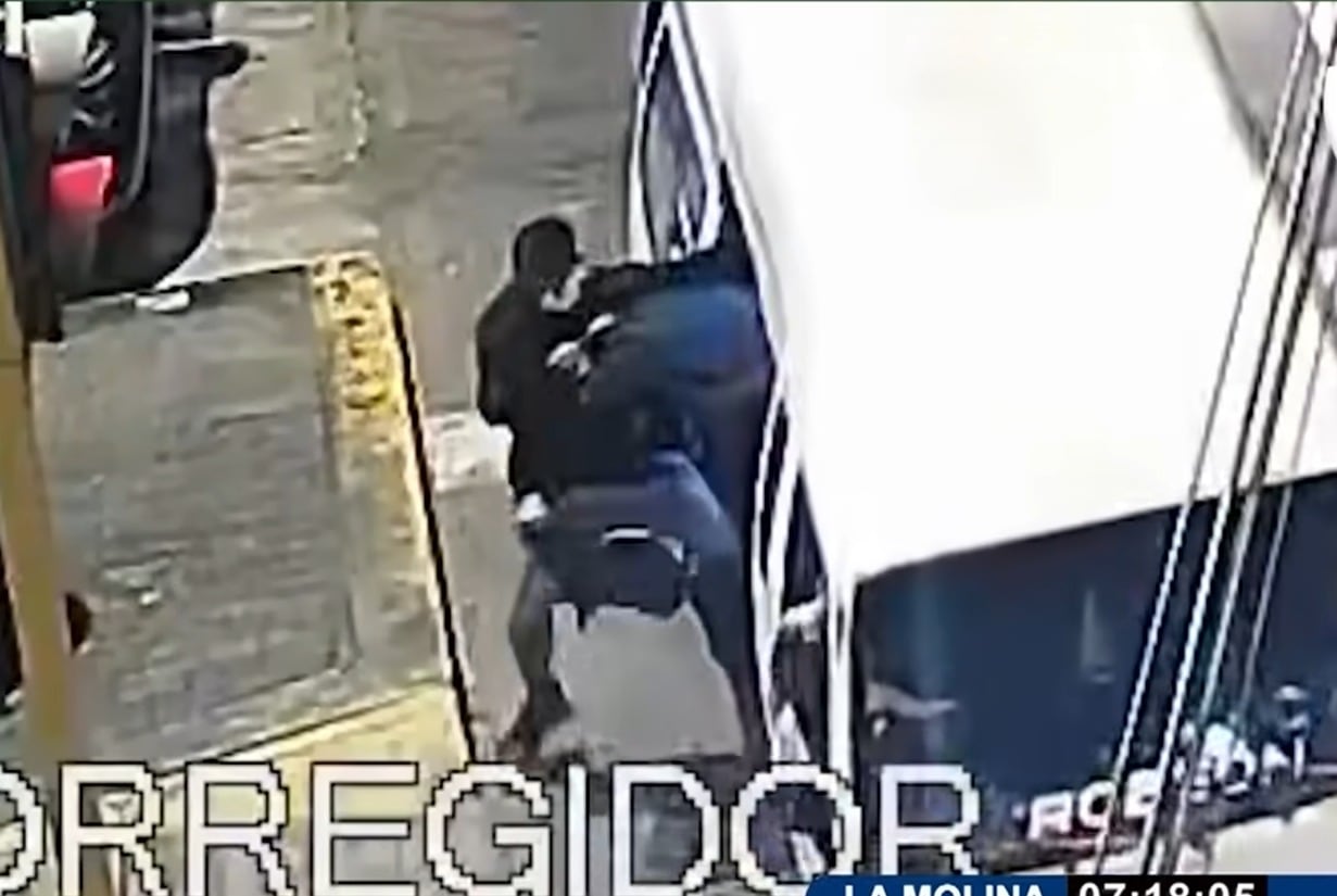 La Molina: pasajero es arrojado al pavimento por cobrador de combi informal y termina hospitalizado. (Foto: Captura/24 Horas)