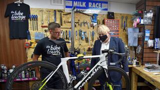 Boris Johnson anuncia bonos para reparar la bicicleta y la construcción de miles de kilómetros de ciclovías | FOTOS