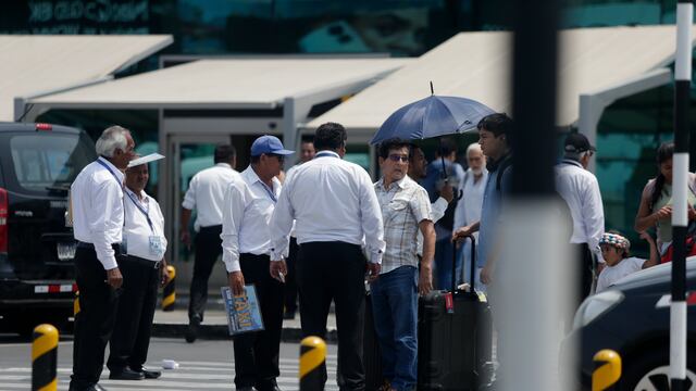 TAXISTAS EN EL AEROPUERTO.