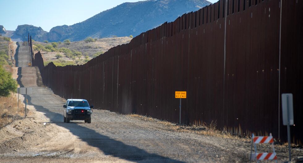 Un vehículo de Aduanas y Protección Fronteriza de Estados Unidos se desplaza a lo largo del muro fronterizo con México en Sasabe, Arizona, el 8 de diciembre de 2023. (Foto de VALERIE MACON / AFP).