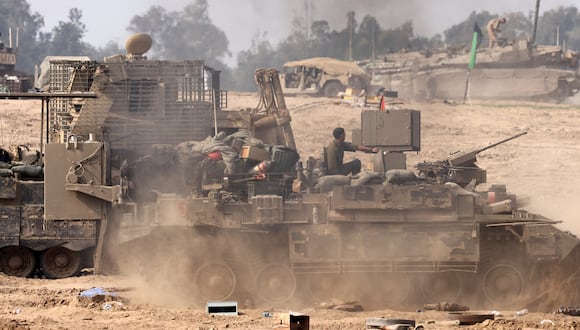 Se ven soldados israelíes en vehículos blindados de transporte de personal (APC) en una posición en el sur de Israel a lo largo de la frontera con la Franja de Gaza el 9 de enero de 2024, en medio del conflicto en curso entre Israel y el grupo militante Hamás. (Foto de Menahem KAHANA / AFP)
