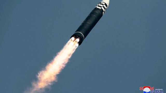 Corea del Norte redobla su desafío al mundo lanzando un misil intercontinental ICBM que cayó cerca de Japón 