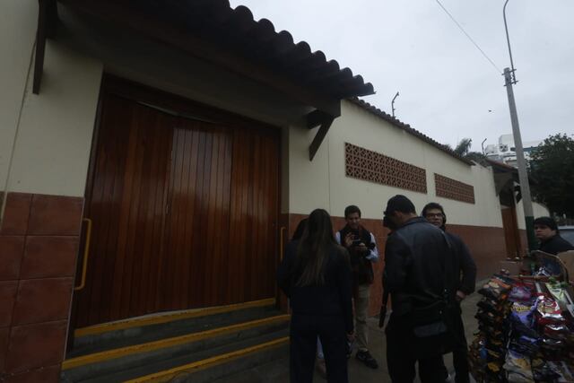 El velorio se realizó en estricto privado, tal como dispuso la familia del comunicador. Foto: Violeta Ayasta /@photo.gec