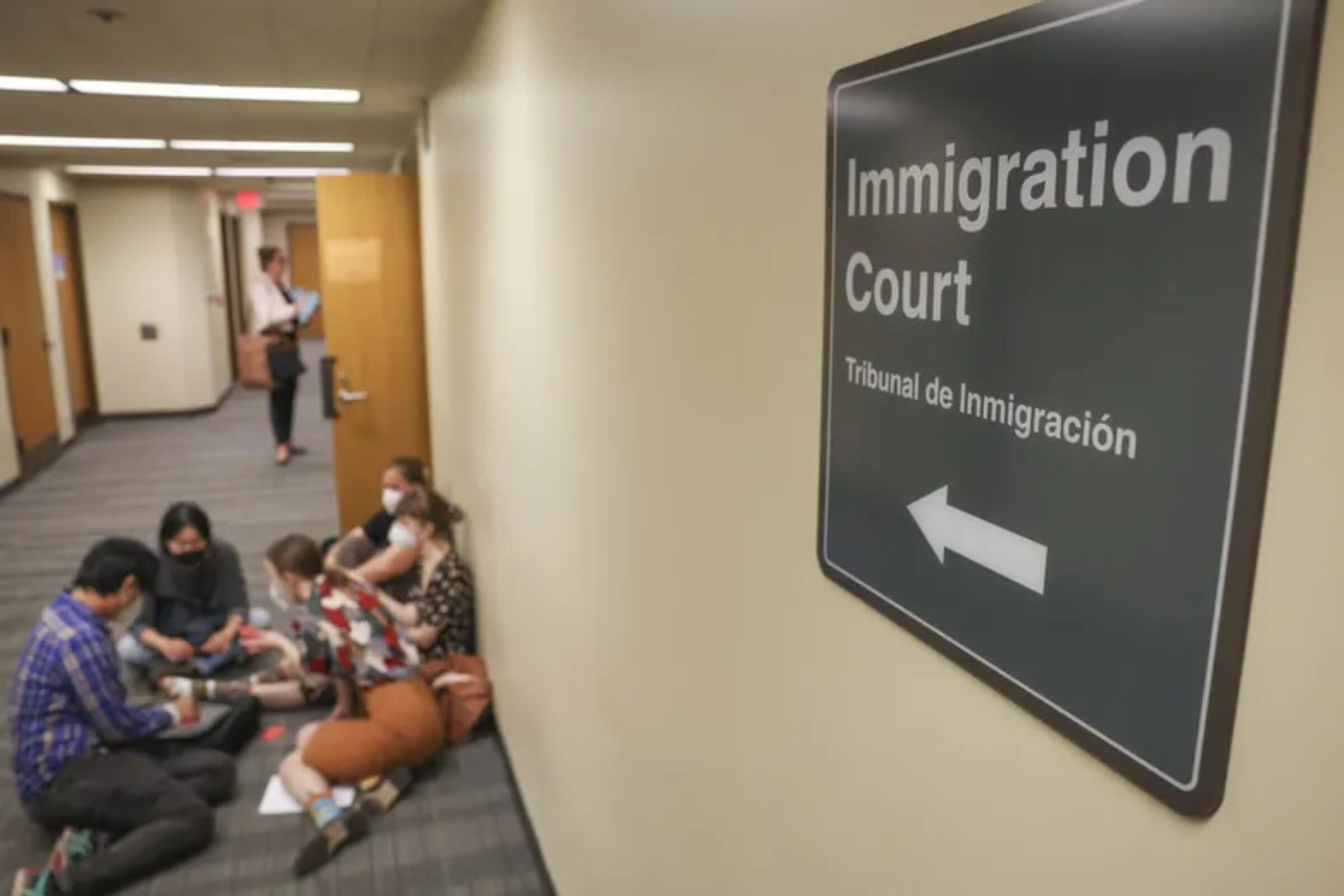 Corte de inmigración en Estados Unidos, donde miles de personas deben presentarse cada año para continuar con su proceso migratorio. (Foto: The Seattle Times)