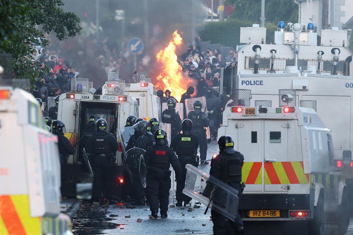 Belfast trata de recuperar la normalidad tras los disturbios más violentos en años