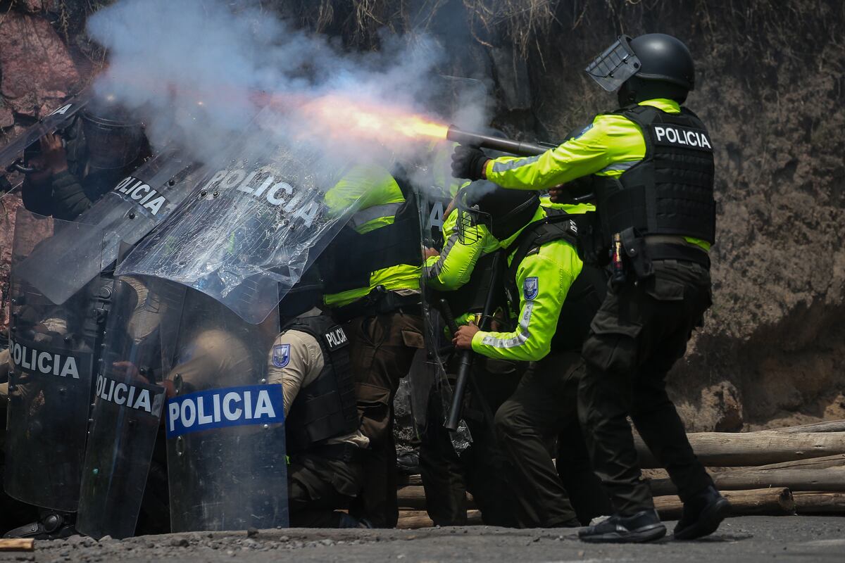 Integrantes de las Fuerzas Armadas se enfrentan con manifestantes durante una protesta en la avenida panamericana norte, en Tabacundo, Ecuador, el 23 de septiembre de 2024. (Foto de José Jácome / EFE)