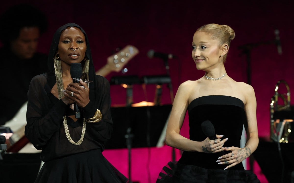 Ariana Grande explicó que estos gestos son una manera de mostrar apoyo y cercanía hacia su compañera de reparto. (Foto: VALERIE MACON / AFP)