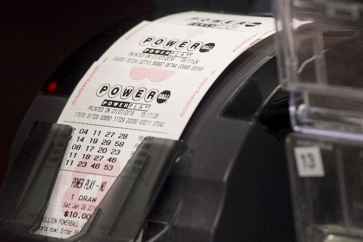 Todos sueñan con ganarse los cientos de millones de la lotería Powerball en estas fiestas de fin de año (Foto: Saul Loeb / AFP)