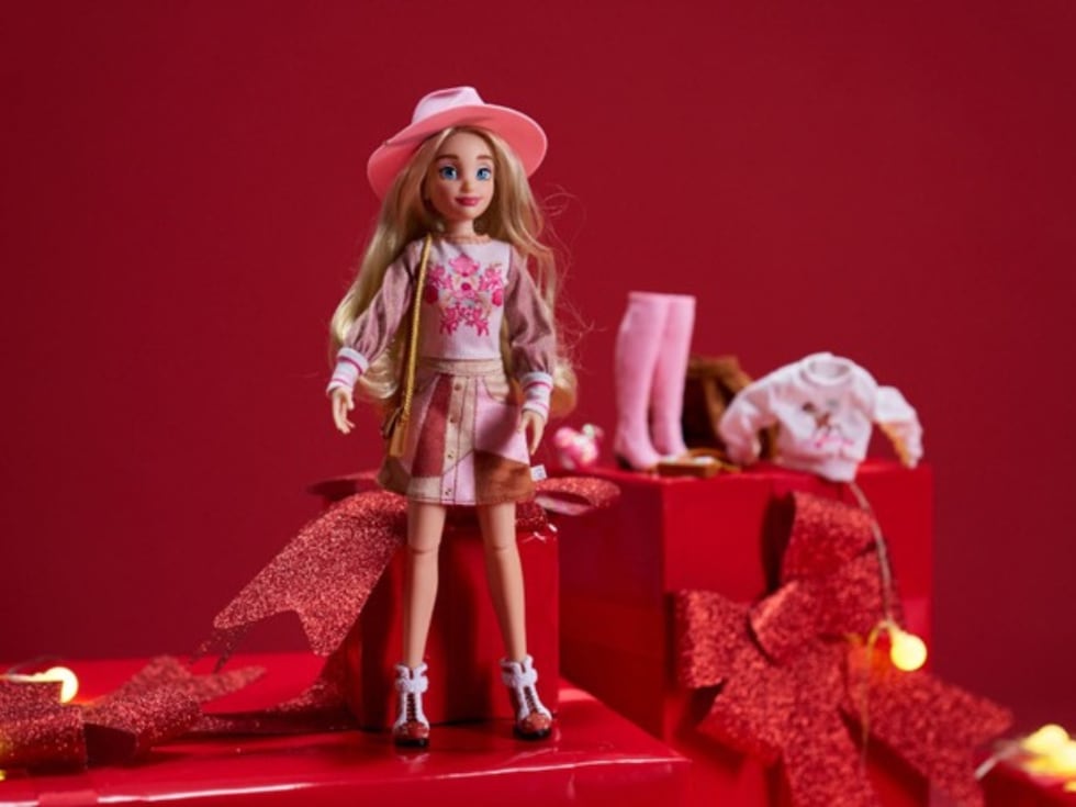 Esta versión inspirada en Bambi cuenta con varios cambios de ropa y accesorios de moda. La colección incluye otras muñecas inspiradas en personajes icónicos de Disney con accesorios intercambiables. Una alternativa de regalo ideal para jugar y también coleccionar.