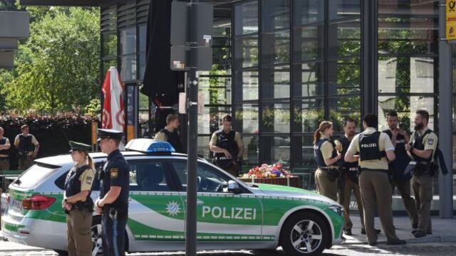 Tiroteo en Múnich: Atacante quitó arma a un policía y disparó a otro agente en la cabeza