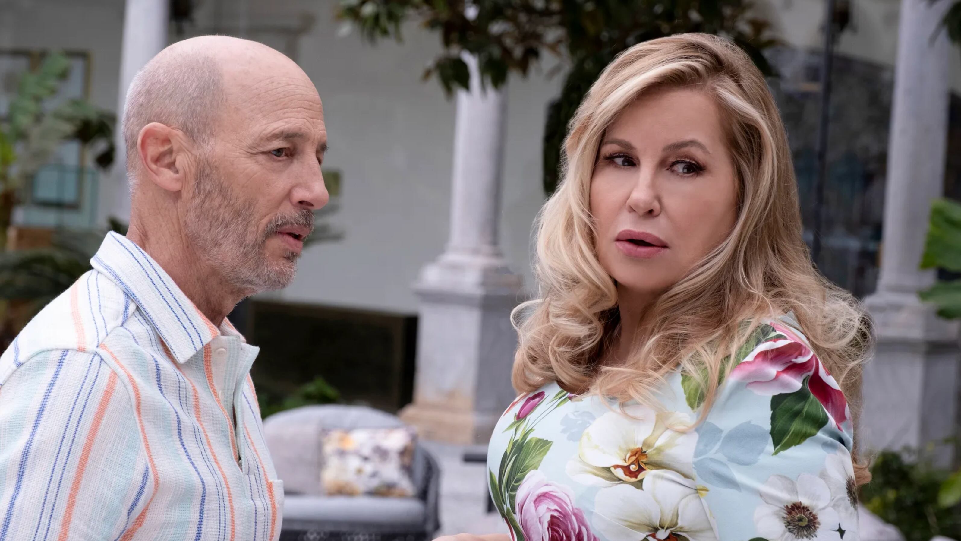 Jon Gries y Jennifer Coolidge, actores de "The White Lotus".