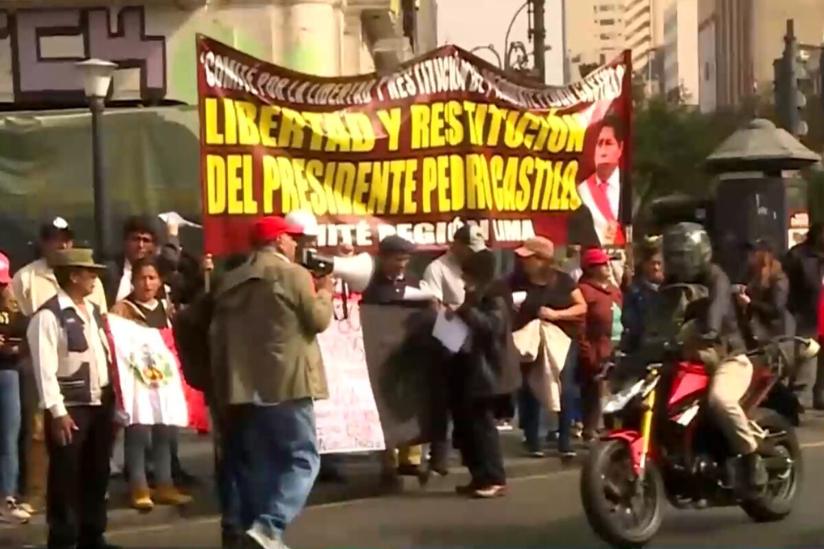 Un grupo de manifestantes ya se encuentran reunidos en la Plaza San Martín. (Foto: Captura/Canal N)