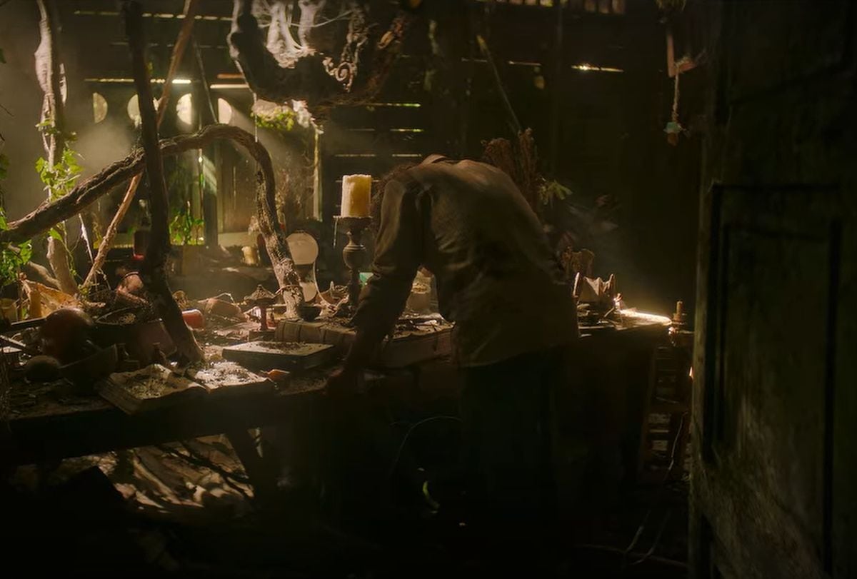 En "Cien años de soledad", Aureliano Babilonia tratando de descifrar los pergaminos de Melquiades (Foto: Dynamo Producciones / Netflix)