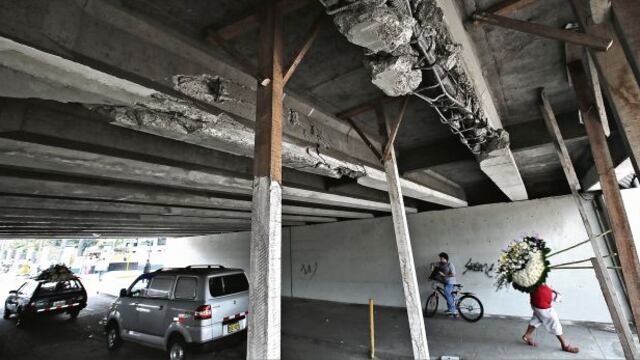 Apenas unas vigas refuerzan el dañado puente de la Av. Brasil