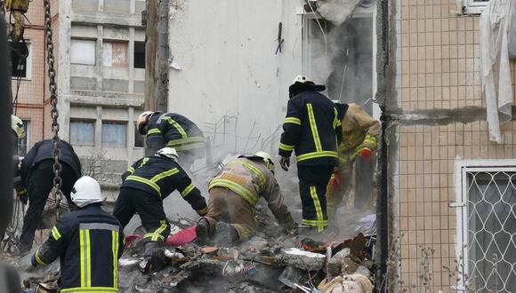 Los rescatistas ucranianos trabajan en el sitio de un edificio residencial dañado después de un ataque nocturno en la ciudad sureña de Odesa, Ucrania, el 02 de marzo de 2024. EFE/EPA/IGOR TKACHENKO