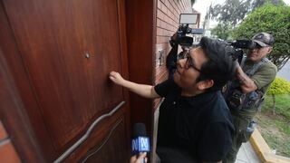 Dina Boluarte no abrió la puerta de su casa a personal del PJ y notificación tuvo que ser pegada en su puerta