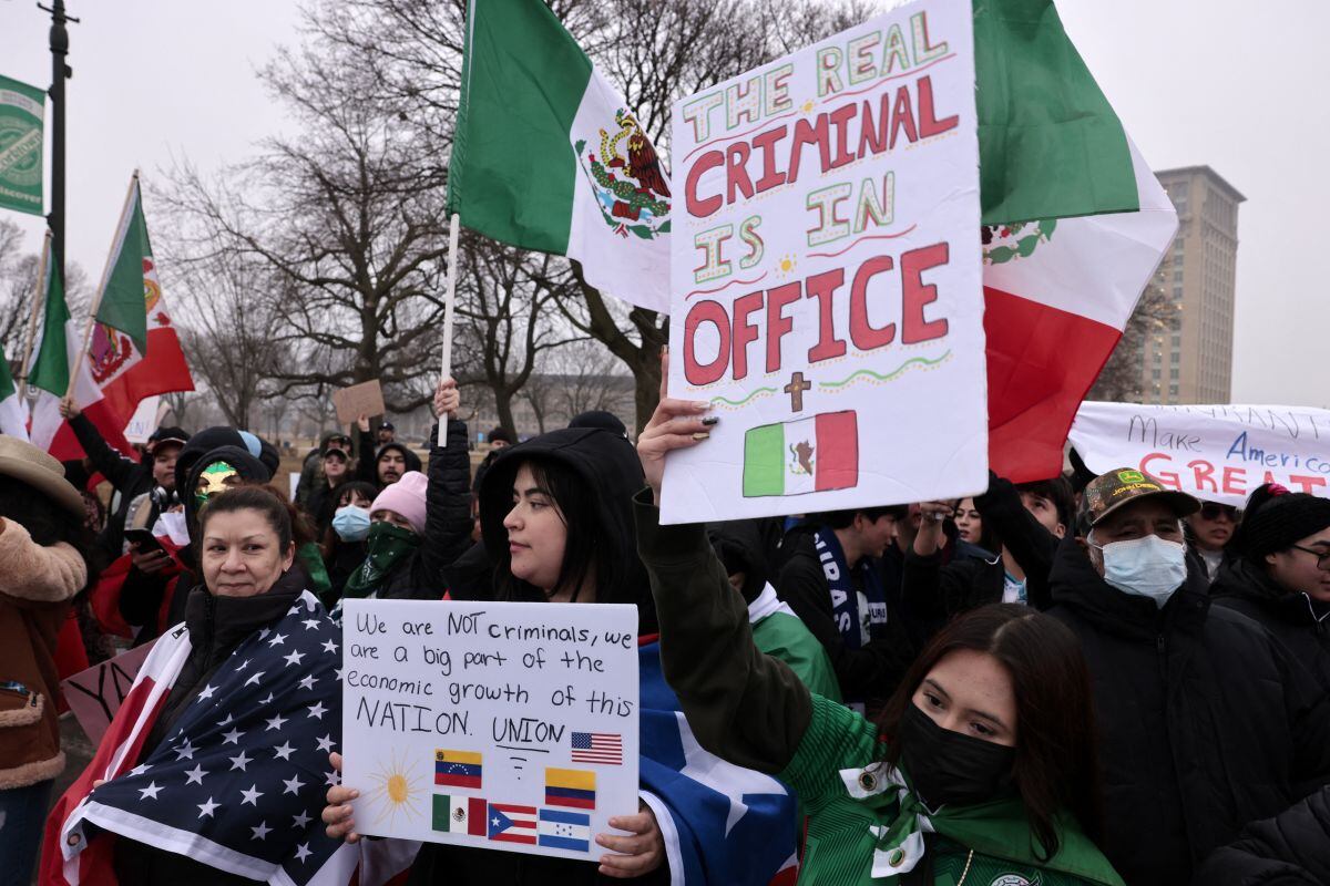 Un grupo de personas reunidas en Michigan en apoyo a los inmigrantes. (Foto: AFP)