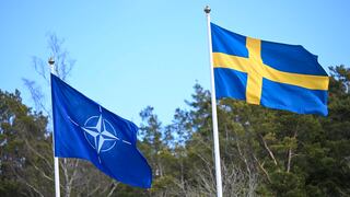 La bandera de Suecia ondea ya en las sedes de la OTAN como nuevo miembro