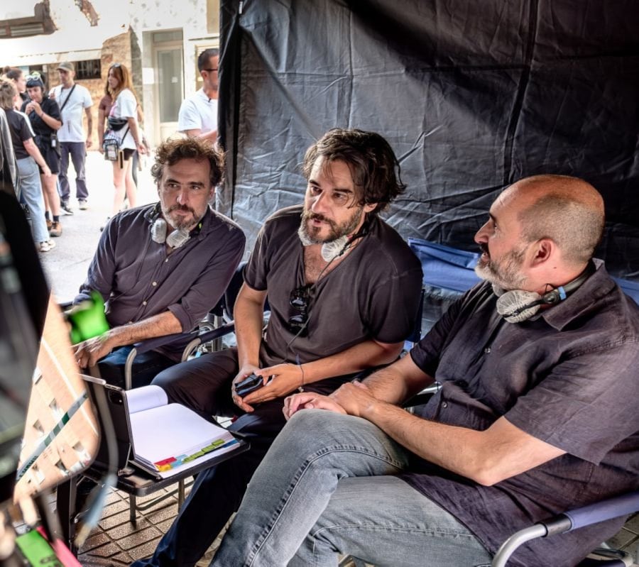 Al medio, Manuel Jabois, periodista y autor del libro en el que se basa esta serie de Disney Plus.