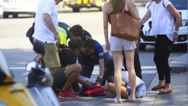 “Pasamos 30 minutos reanimándolo y murió”: la trágica situación de un enfermero tras atentado en Barcelona [BBC]