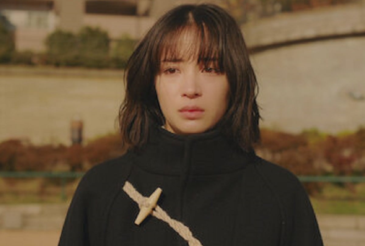 Suzu Hirose asume el rol de Komugi Yamashita, una estudiante universitaria que investiga el pasado de su padre, en la serie japonesa "¿El pavo real bailaba?" (Foto: Netflix)