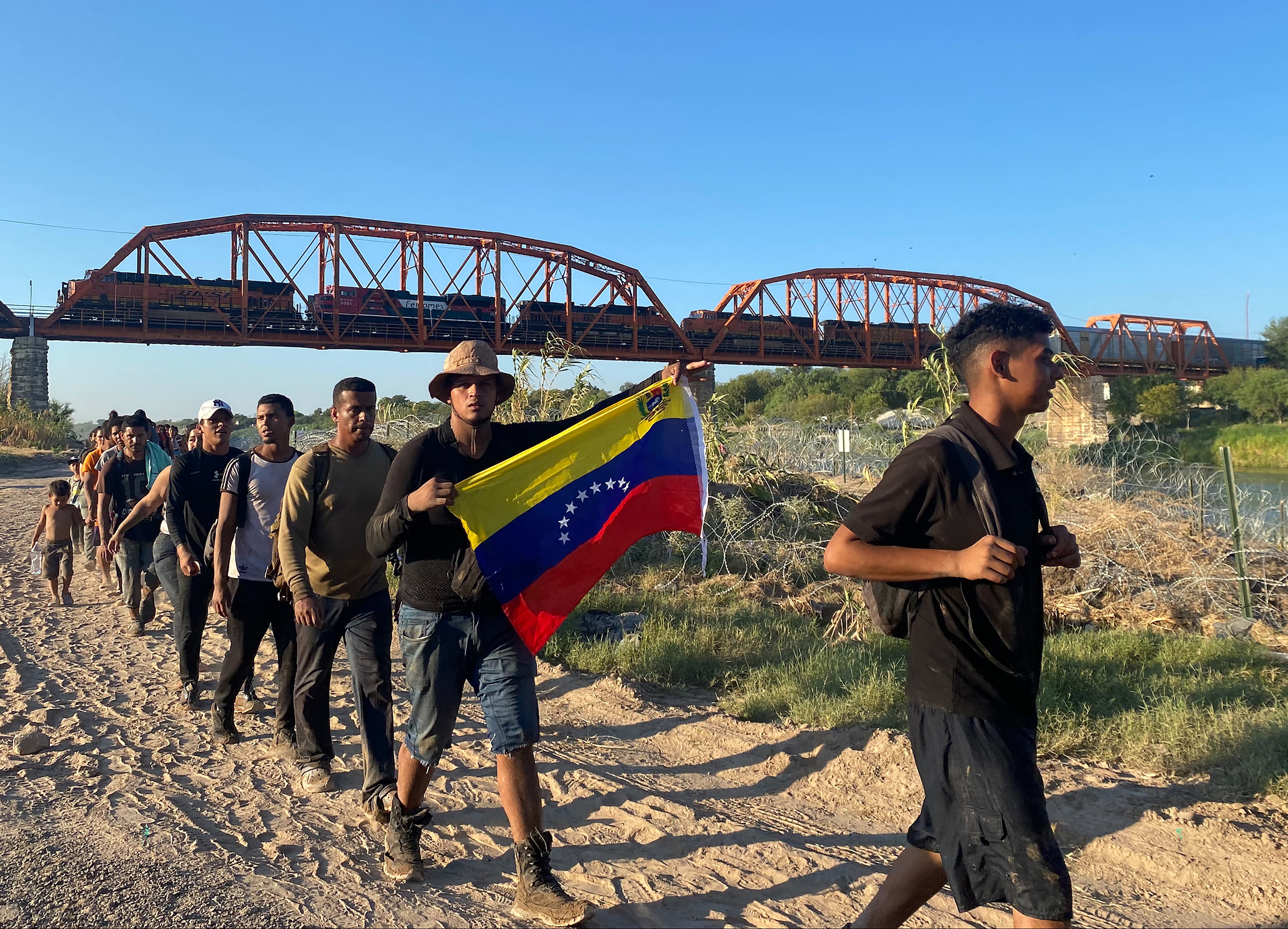 Un grupo de venezolanos intentando cruzar la frontera de El Paso para ingresar a Estados Unidos (Foto: AFP)