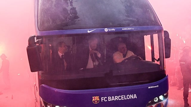 Hinchas de Barcelona lanzan objetos al bus de su equipo pensando que era del PSG | VIDEO