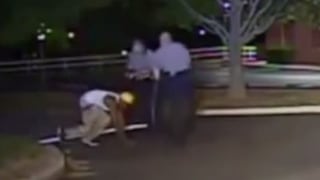 La brutal patada de un policía a un sospechoso negro [VIDEO]