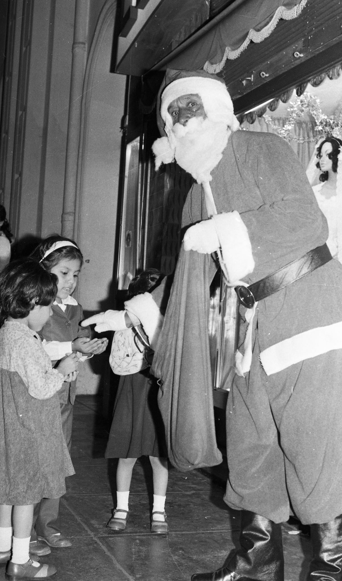 Lima, 20 de noviembre de 1981. La figura de Papa Noel se conoció en el Perú desde la segunda mitad del siglo XIX, pero se impuso como sinónimo de dador de regalos a los niños recién en el siglo XX. (Foto: José Michilot / GEC Archivo Histórico)