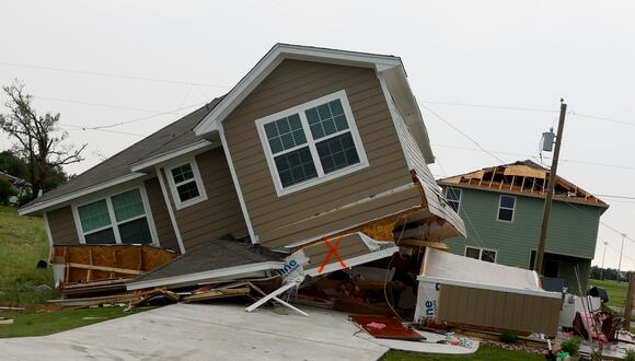 Una vista general de una casa inclinada sobre su costado después de ser golpeada por un tornado en Temple, Texas, EE.UU., 23 de mayo de 2024. EFE/EPA/Adam Davis