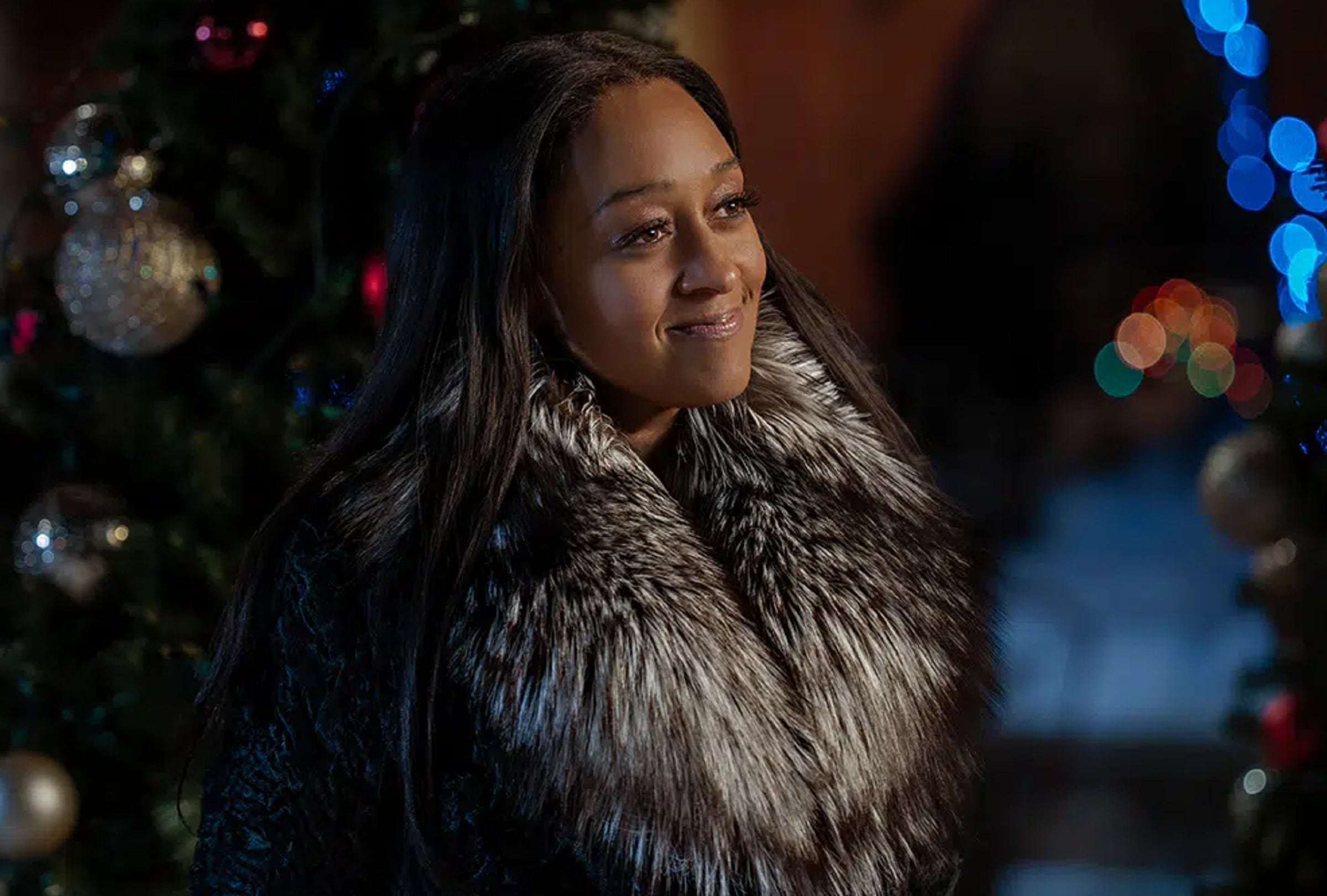 Natasha Burton (Tia Mowry) quiere exponer el secreto de Taylor para convertirse en gerente general del resort en la película navideña "El secreto de Santa" (Foto: Netflix)