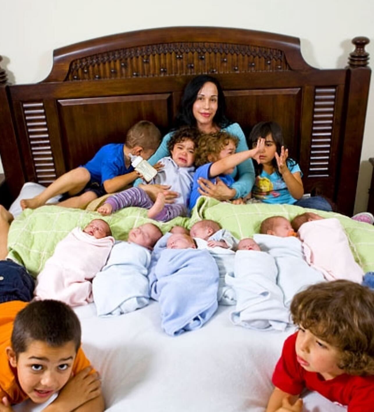 Nadya Suleman tuvo, en total, 14 hijos, los cuales presume en esta fotografía (Foto: Nadya Suleman / Instagram)
