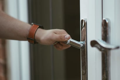 Los expertos en psicología coinciden: quienes comprueban dos veces si la puerta está cerrada tenderían a centrarse en situaciones negativas