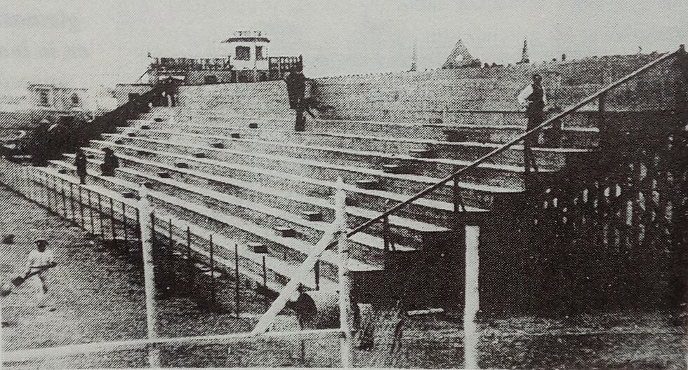 En imagen, una de las tribunas del primer "Estadio Nacional de Lima" en 1923. El ofrecimiento de la colonia británica en el centenario de la independencia del Perú, en 1921, se concretó dos años después en un hermoso recinto deportivo. (Foto: GEC Archivo Histórico)