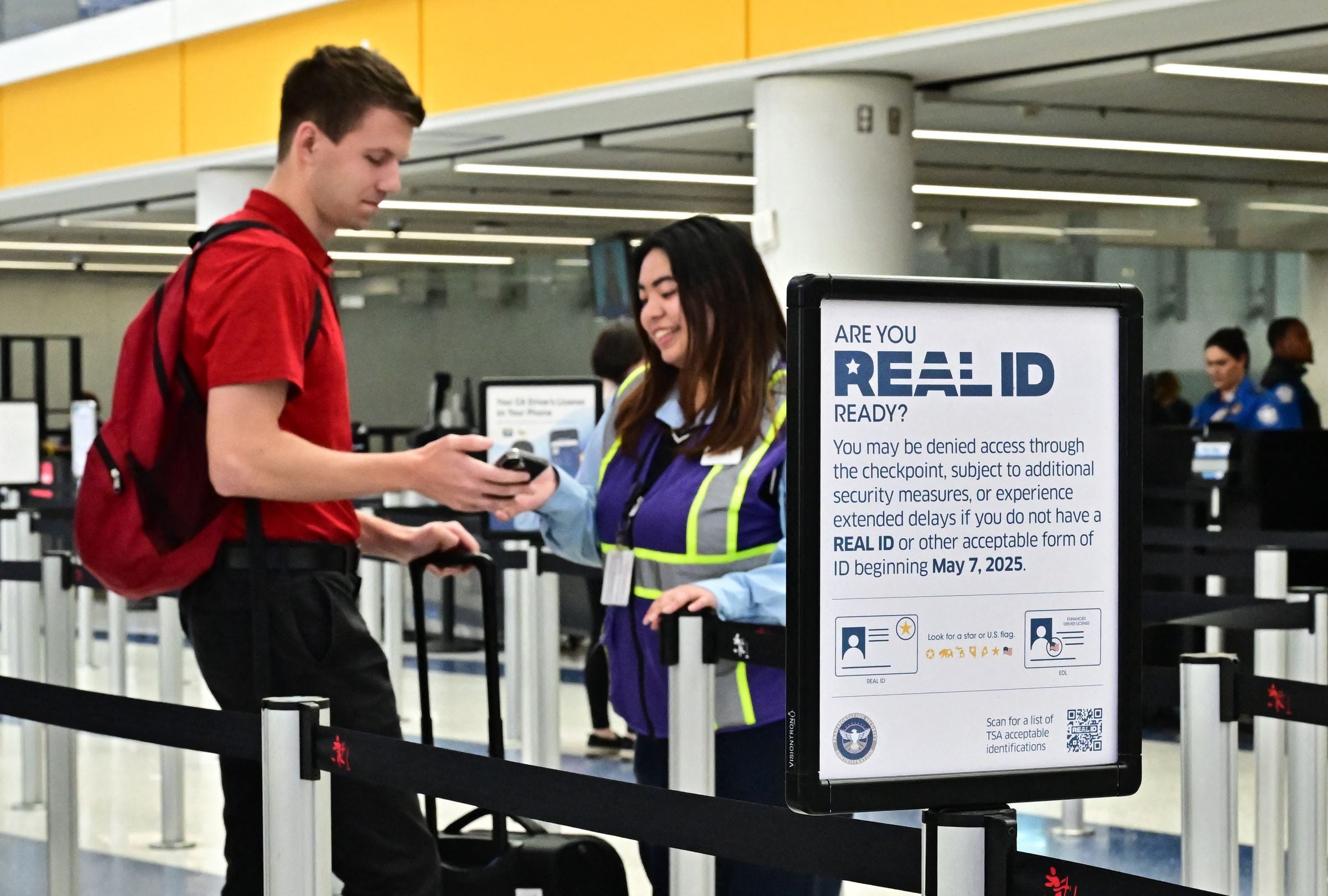 TSA propone programa con costo por falta de Real ID. En la imagen, el Aeropuerto Internacional de Los Ángeles, donde se veían las señales de recomendación a los viajeros sobre la implementación de Real ID (Foto: Frederic J. Brown / AFP)