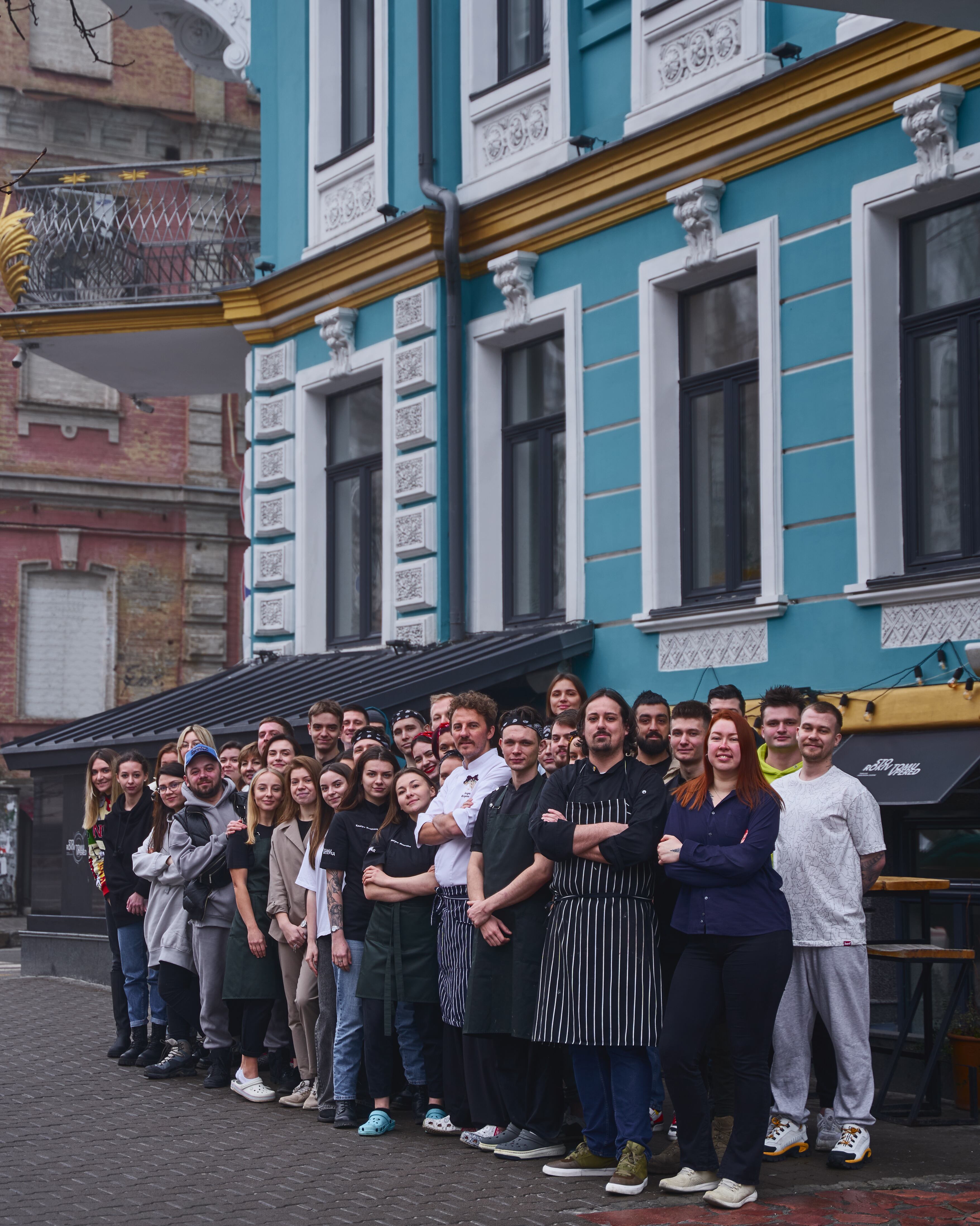 El chef ucraniano Yevhen Klopotenko tiene a más de 400 personas trabajando entre sus 4 establecimientos que operan en medio de la guerra. En la imagen, el grupo que lleva las riendas de "100 Years Back to the Future", su principal restaurante en la capital de Kiev.