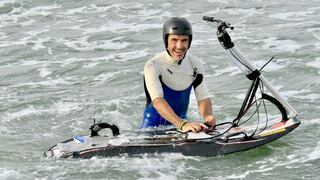 ¿Bicicleta acuática? Ciclista crea ‘bici-surf’ que flota en el mar