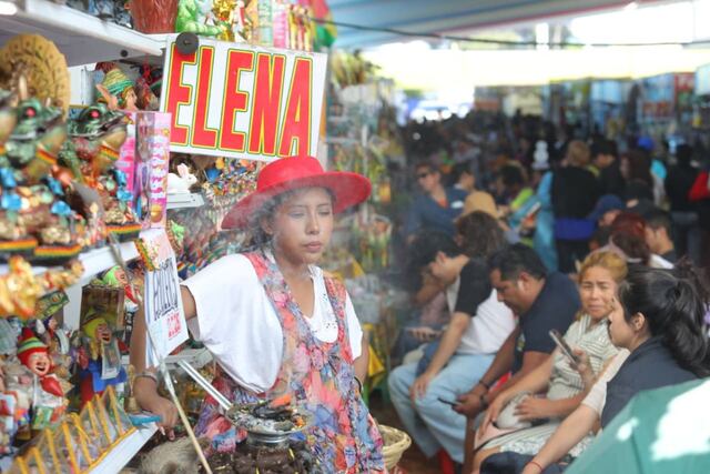 Las maestras andinas atienden desde las 8 de la mañana. Fotos: Antonio Melgarejo/ @photo.gec
