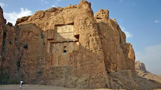 Recorre estas tumbas antiguas ocultas en una montaña de Irán