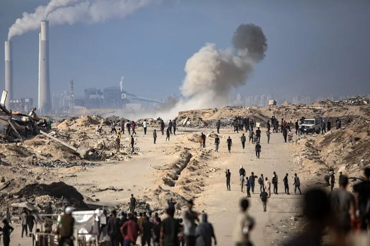 Columna de humo tras un ataque israel cerca un punto de distribución de ayuda humanitaria en la Franja de Gaza. Foto: EFE/EPA/Haitham Imad