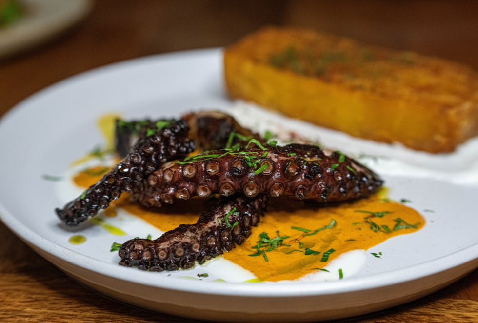 Pulpo grillado acompañado de milhojas de papa en Ezzem.