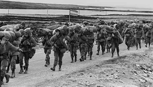 Soldados argentinos el 13 de abril de 1982 en su camino a ocupar la base capturada de los Royal Marines en Puerto Argentino/Port Stanley, iniciando una guerra entre Argentina y el Reino Unido. (Foto de DANIEL GARCIA / AFP)
