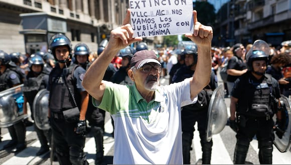 Un hombre sostiene un cartel durante una protesta convocada por la Confederación General del Trabajo, hoy, en Buenos Aires (Argentina). EFE/ Juan Ignacio Roncoroni