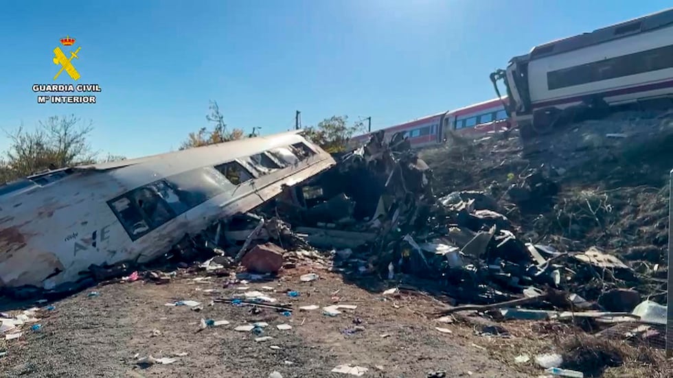 El lugar del siniestro mientras los servicios de emergencia continúan con los trabajos de rescate de los dos trenes accidentados de Urda, Toledo, España. (EFE/ Guardia Civil).